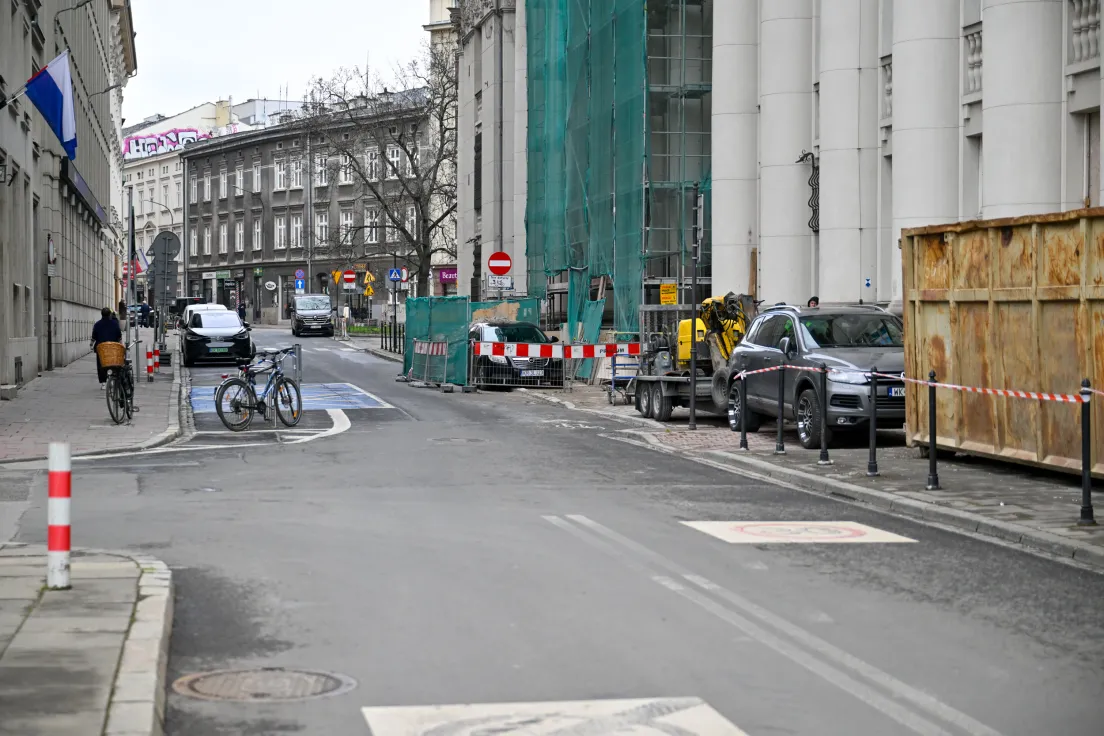 Przejścia i układ drogowy dookoła dawnego gmachu banku PKO na Wielopolu