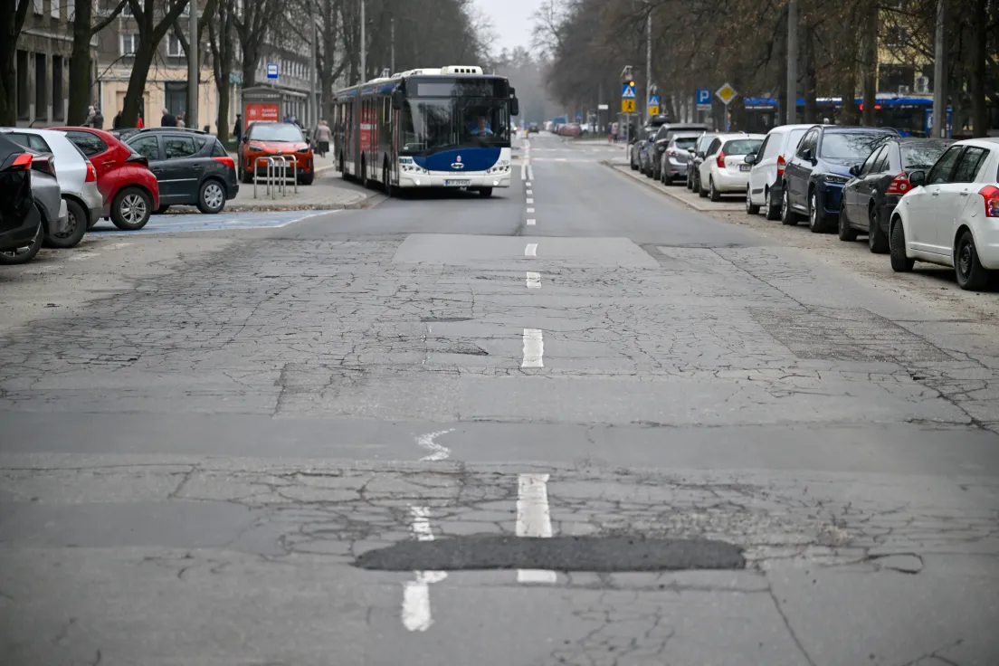 Niewyremontowany odcinek al. Przyjaźni w Nowej Hucie