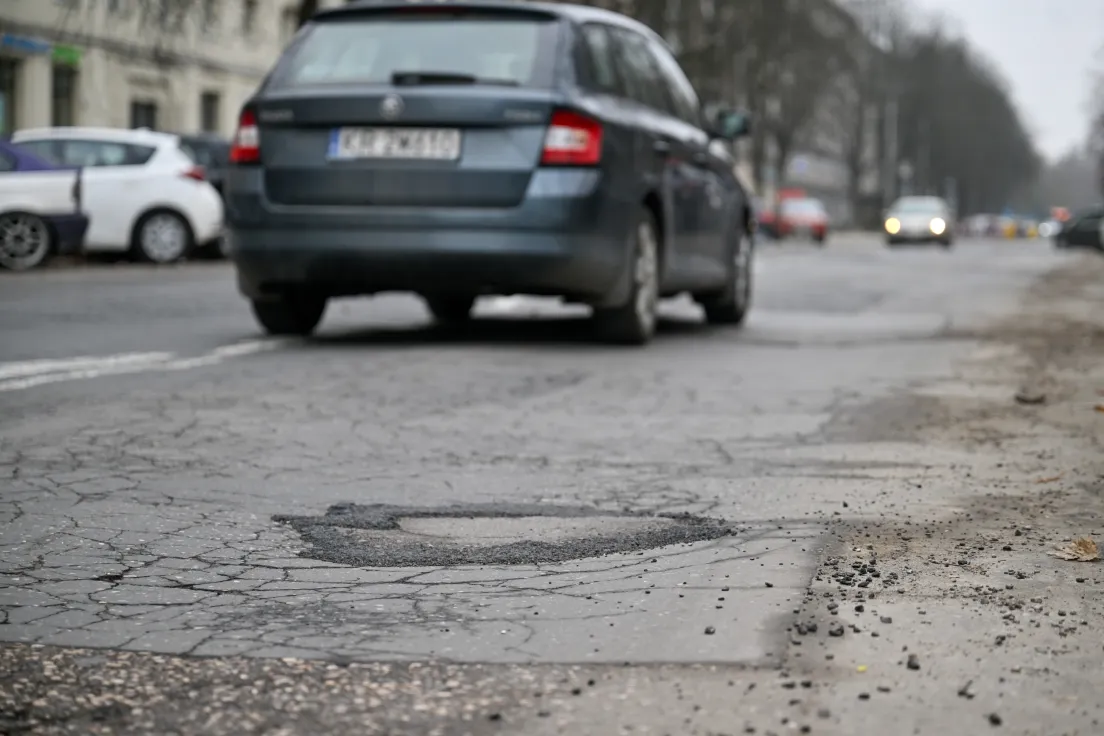 Niewyremontowany odcinek al. Przyjaźni w Nowej Hucie