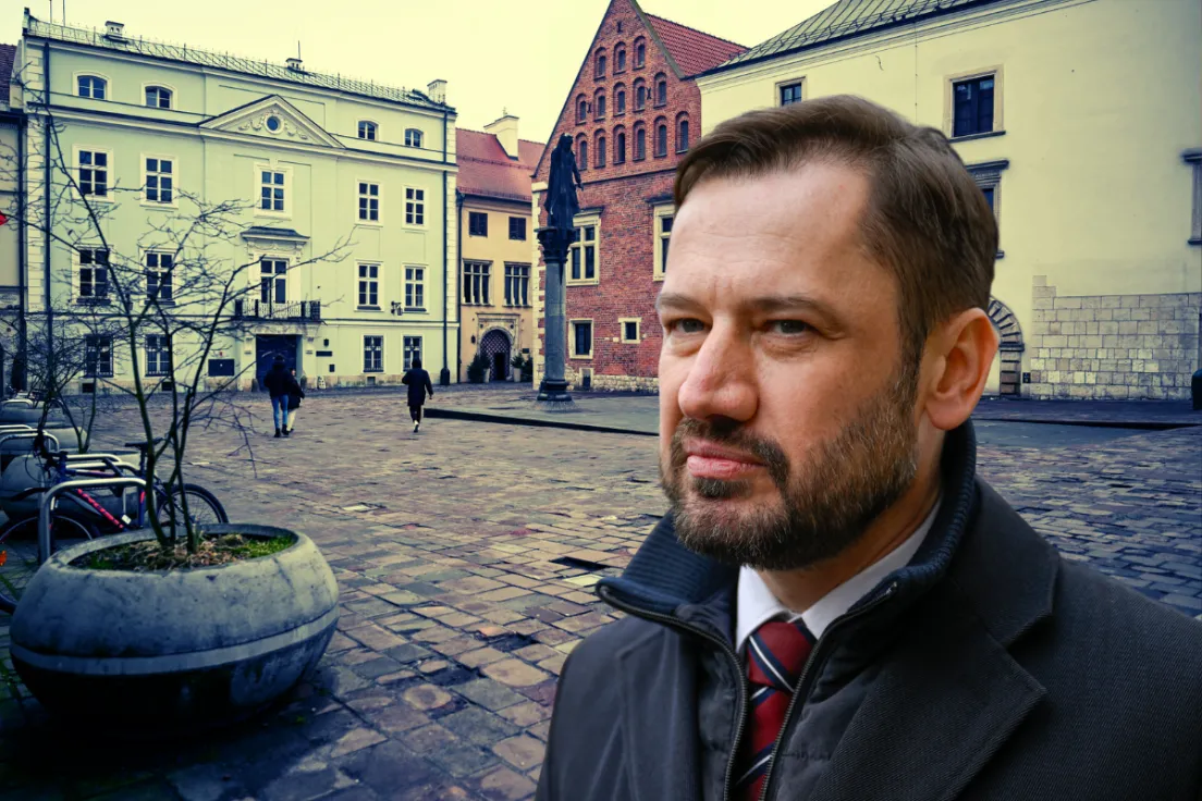 Aleksander Miszalski na tle Placu św. Marii Magdaleny
