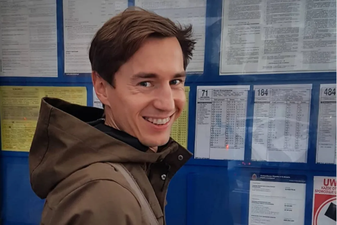 Kamil Stoch na przystanku komunikacji miejskiej w Krakowie