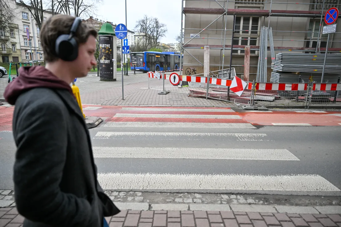 Przejścia i układ drogowy dookoła dawnego gmachu banku PKO na Wielopolu