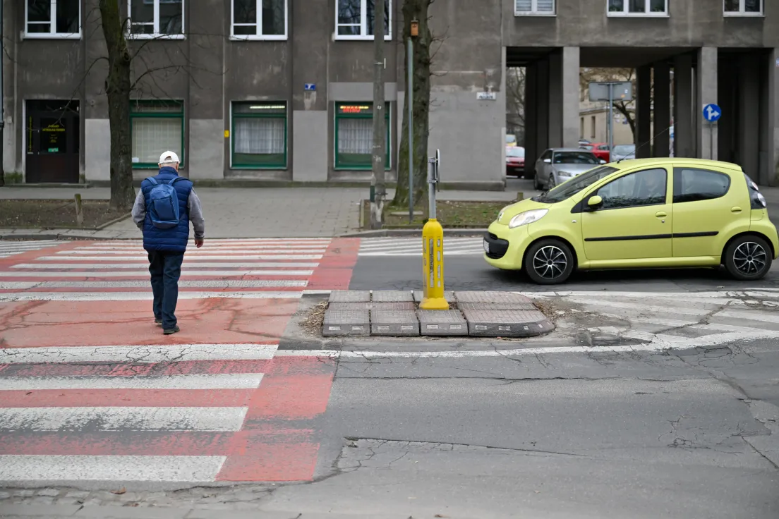 Niewyremontowany odcinek al. Przyjaźni w Nowej Hucie