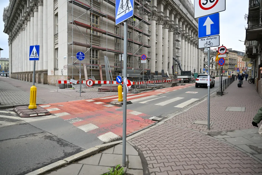 Przejścia i układ drogowy dookoła dawnego gmachu banku PKO na Wielopolu
