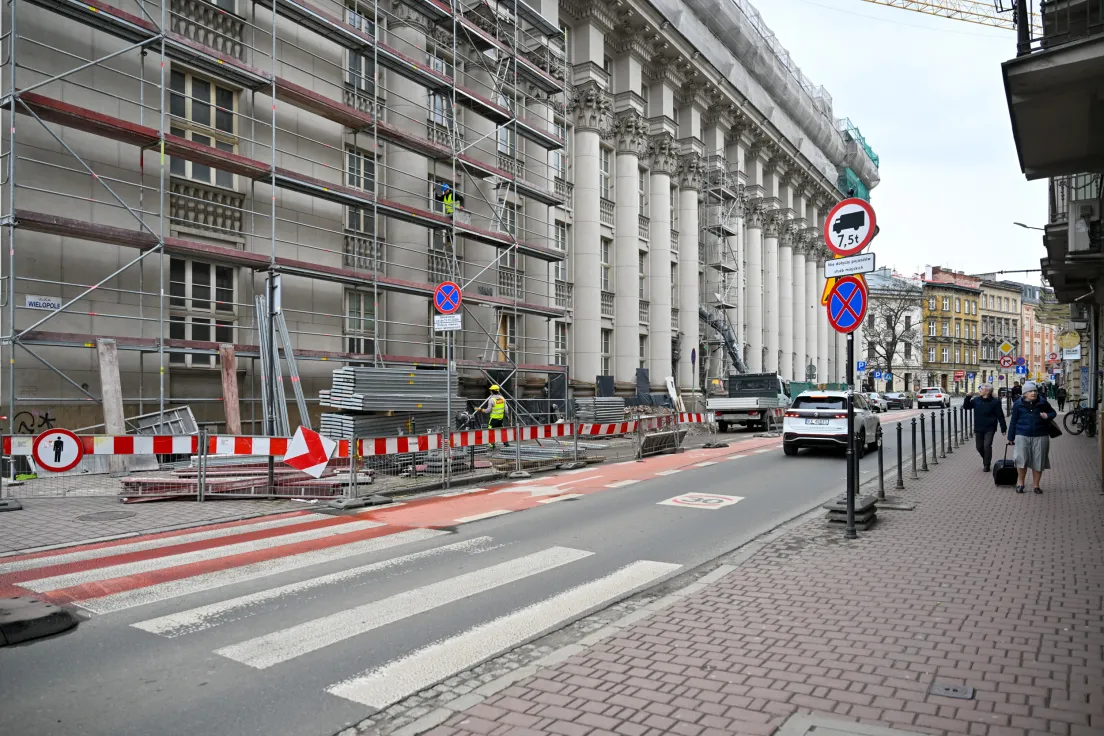 Przejścia i układ drogowy dookoła dawnego gmachu banku PKO na Wielopolu