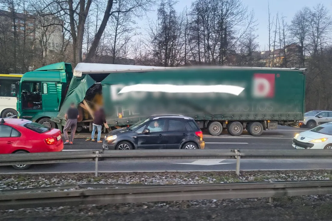 W samochodzie ciężarowym przemieścił się ładunek