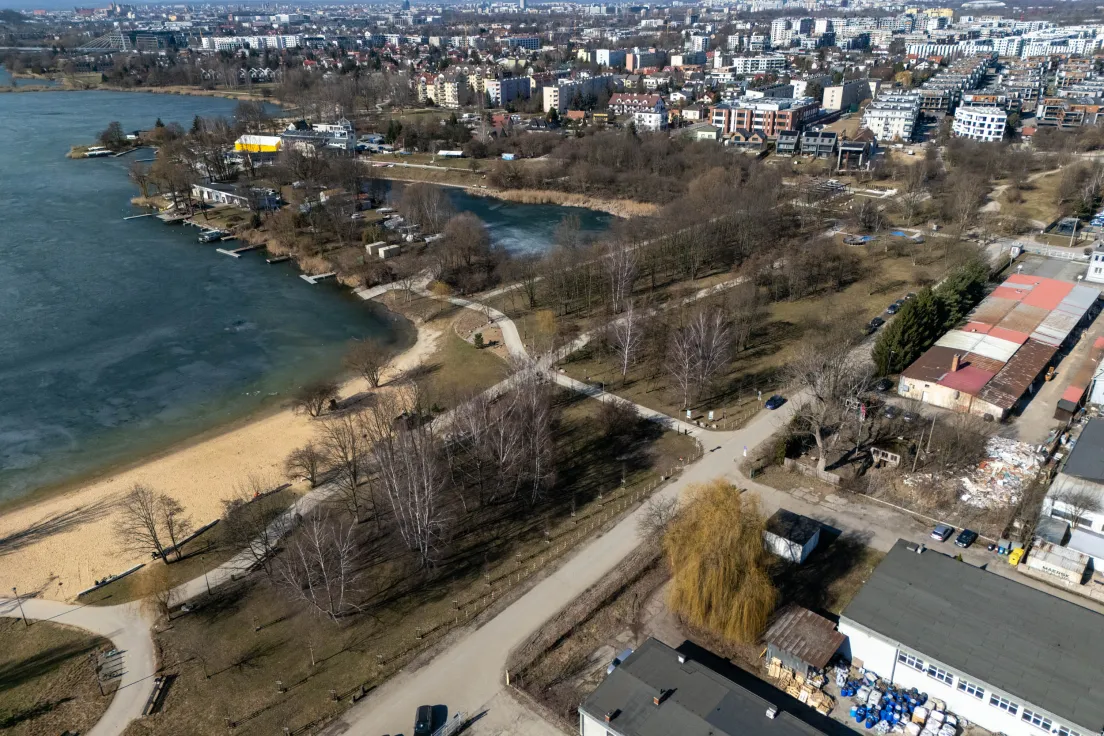 Zalew Bagry z okolicznym parkiem