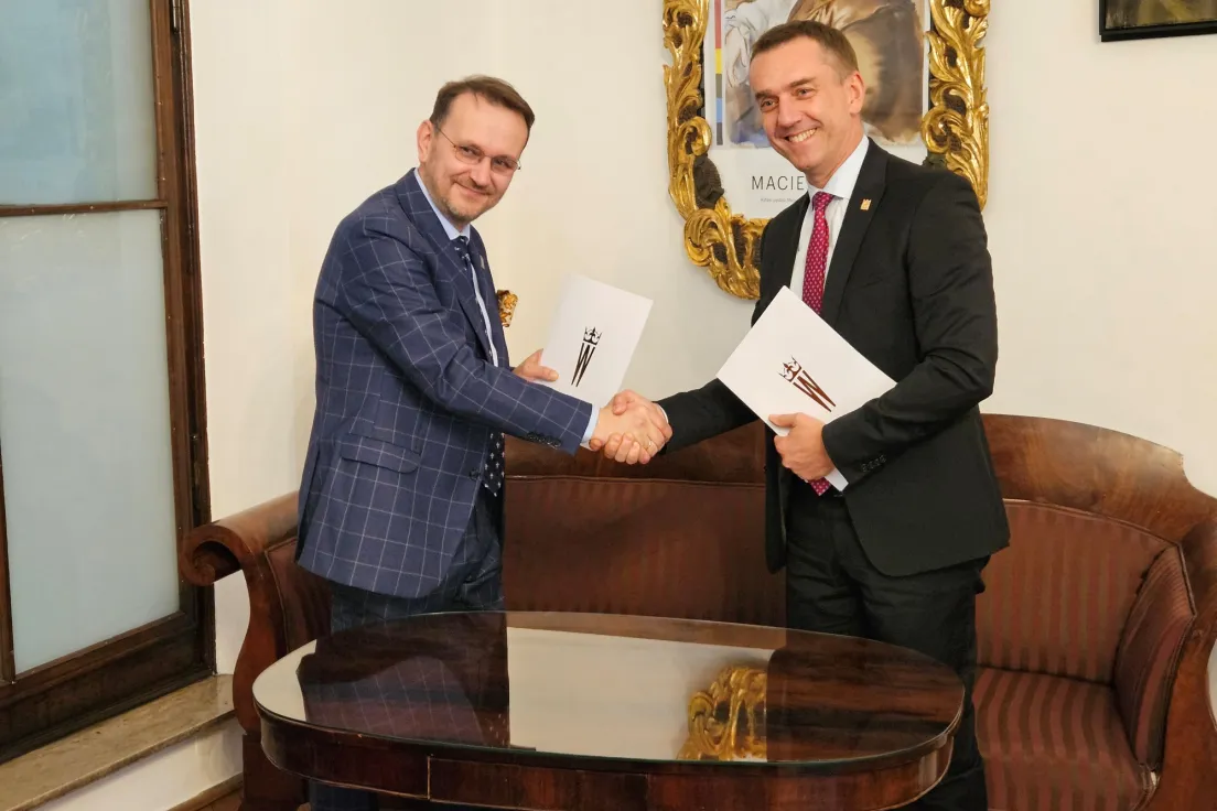 Prof. Andrzej Betlej (L) i prof. Andrzej Szarata (P) podpisali porozumienie o współpracy