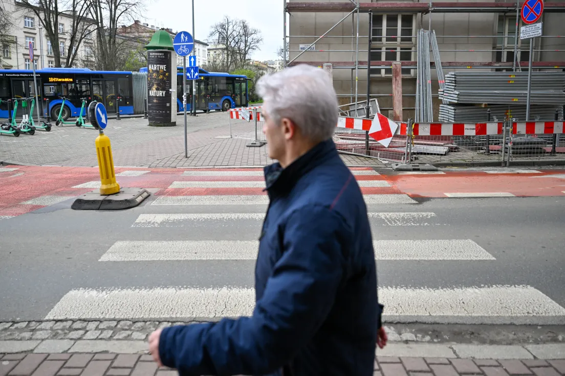 Przejścia i układ drogowy dookoła dawnego gmachu banku PKO na Wielopolu