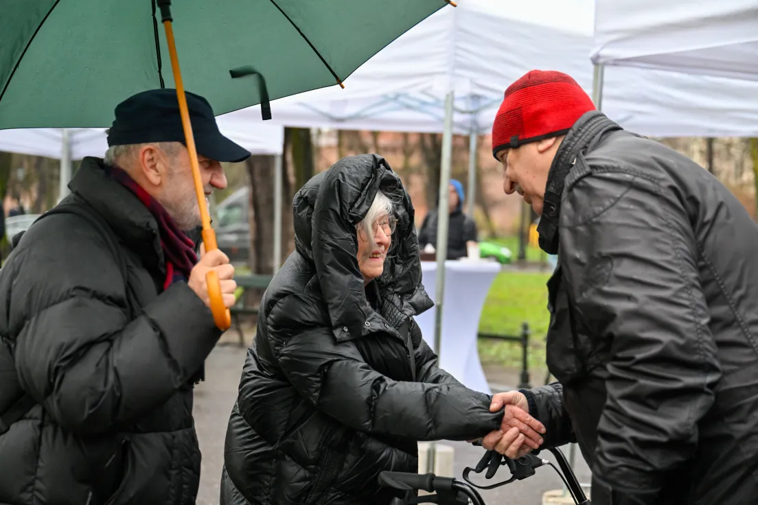Akcja performatywna teatru KTO z okazji 100 urodzin Andrzeja Wajdy