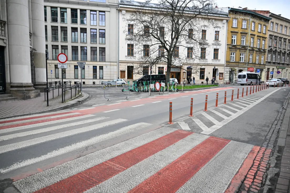 Przejścia i układ drogowy dookoła dawnego gmachu banku PKO na Wielopolu