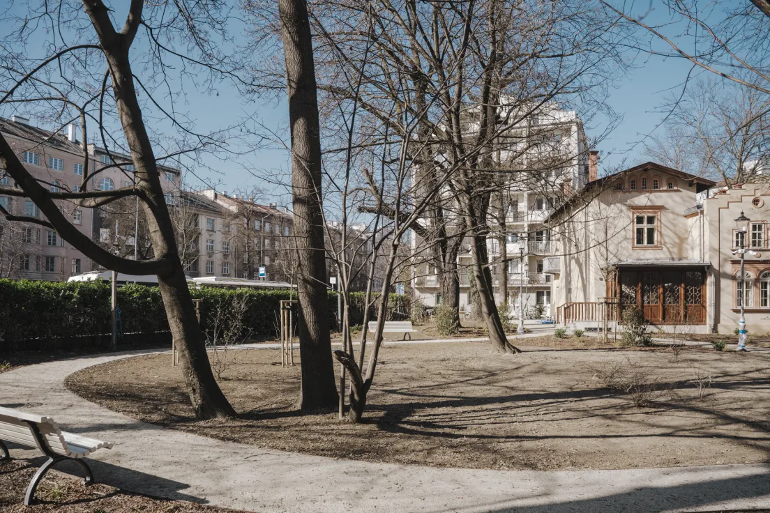 Wyremontowana Kossakówka i zmieniająca się przestrzeń wokół niej