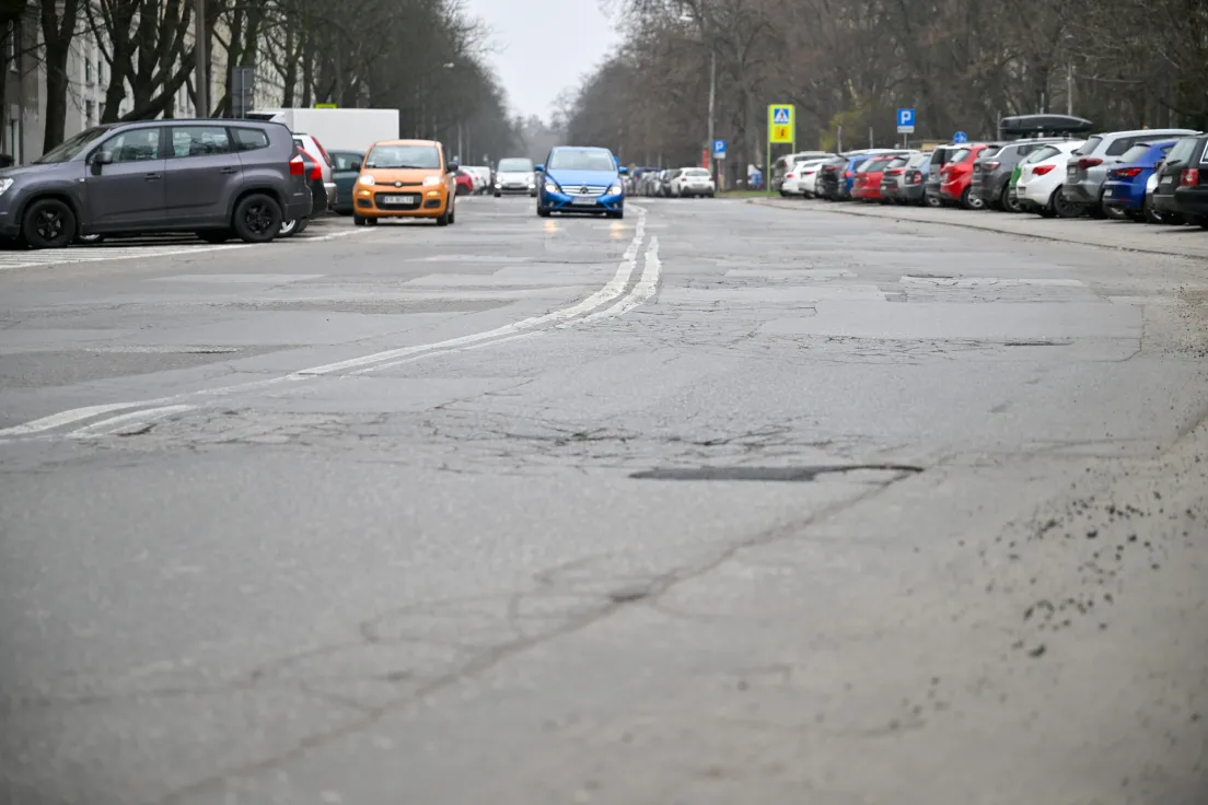 Niewyremontowany odcinek al. Przyjaźni w Nowej Hucie