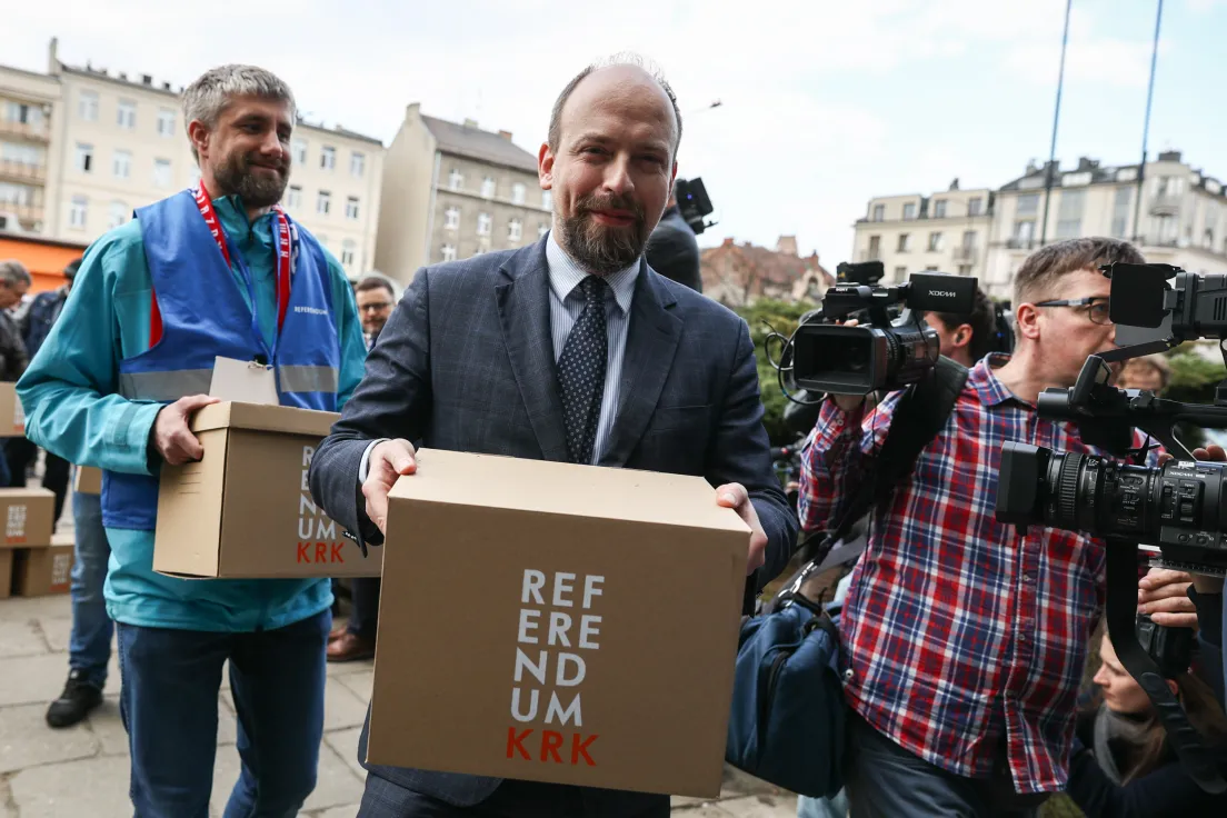 Składanie podpisów pod referendum
