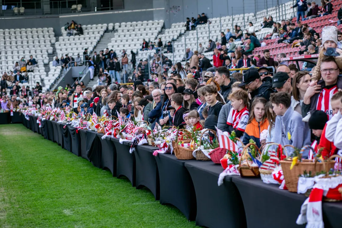 Święcenie pokarmów na stadionie Cracovii