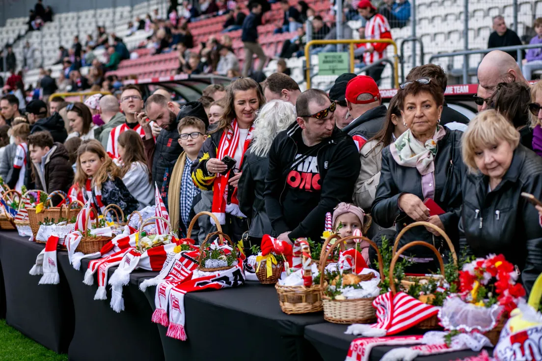Święcenie pokarmów na stadionie Cracovii