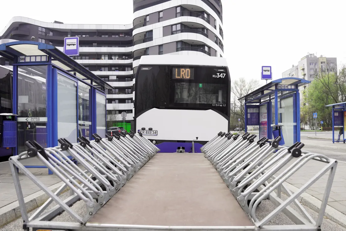 Autobus linii rekreacyjnej LR0 do Ojcowa z przyczepą na rowery