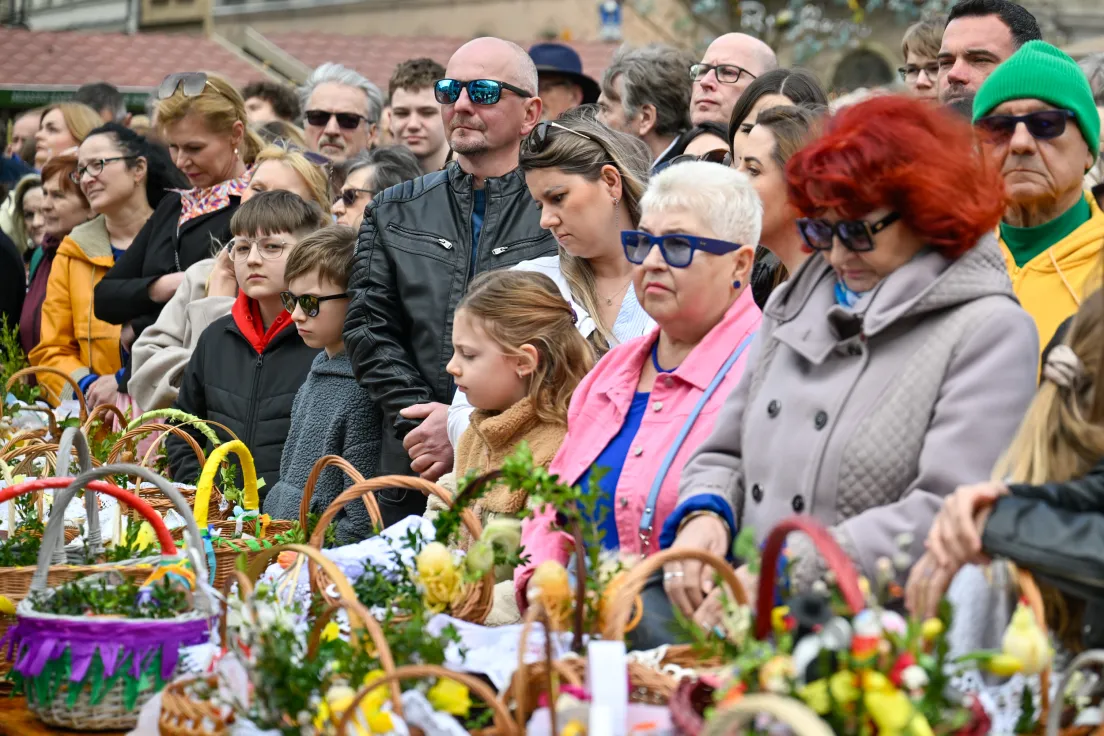 Święcenie pokarmów w Święta Wielkanocne na Rynku Głównym