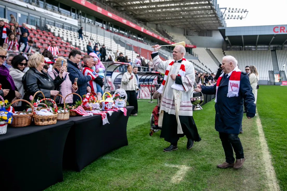 Święcenie pokarmów na stadionie Cracovii