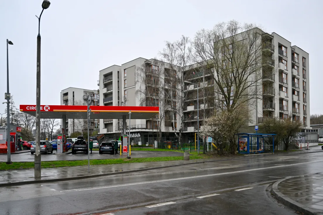 Stacja benzynowa i bloki przy Siewnej 30