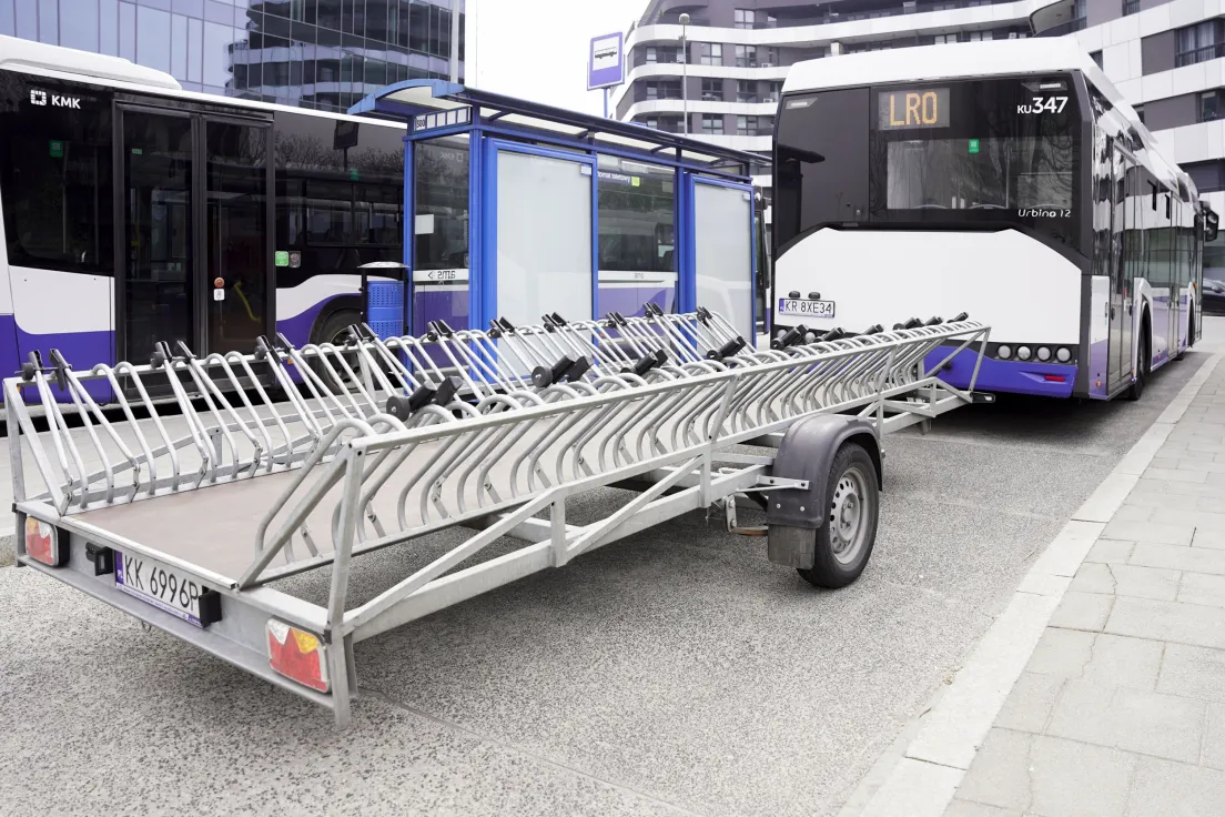 Autobus linii rekreacyjnej LR0 do Ojcowa z przyczepą na rowery