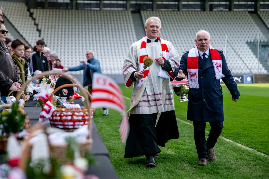 Święcenie pokarmów na stadionie Cracovii