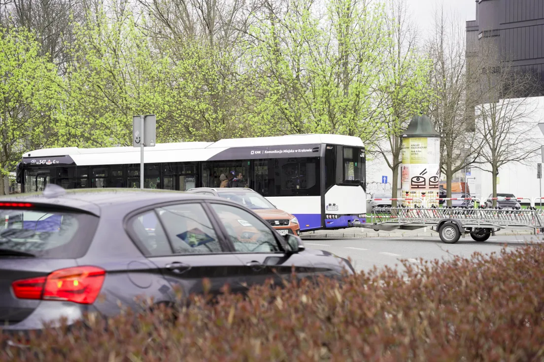 Autobus linii rekreacyjnej LR0 do Ojcowa z przyczepą na rowery