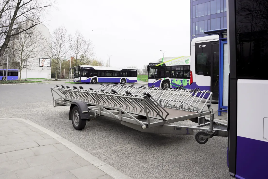 Autobus linii rekreacyjnej LR0 do Ojcowa z przyczepą na rowery