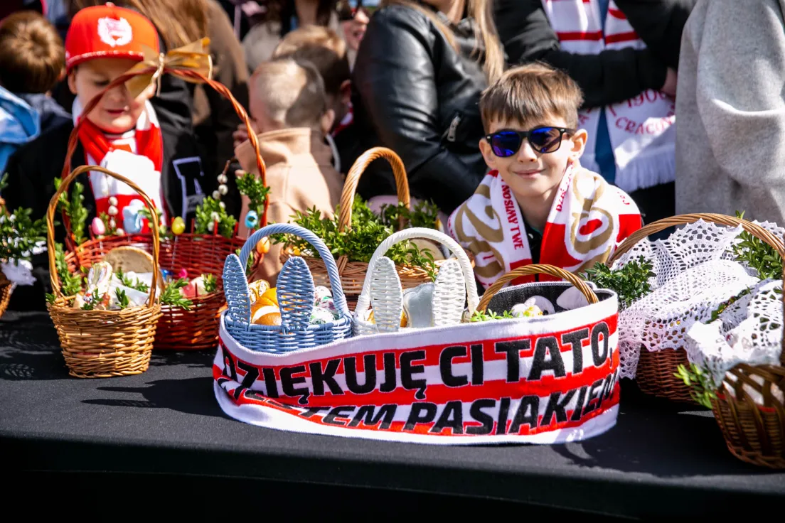 Święcenie pokarmów na stadionie Cracovii