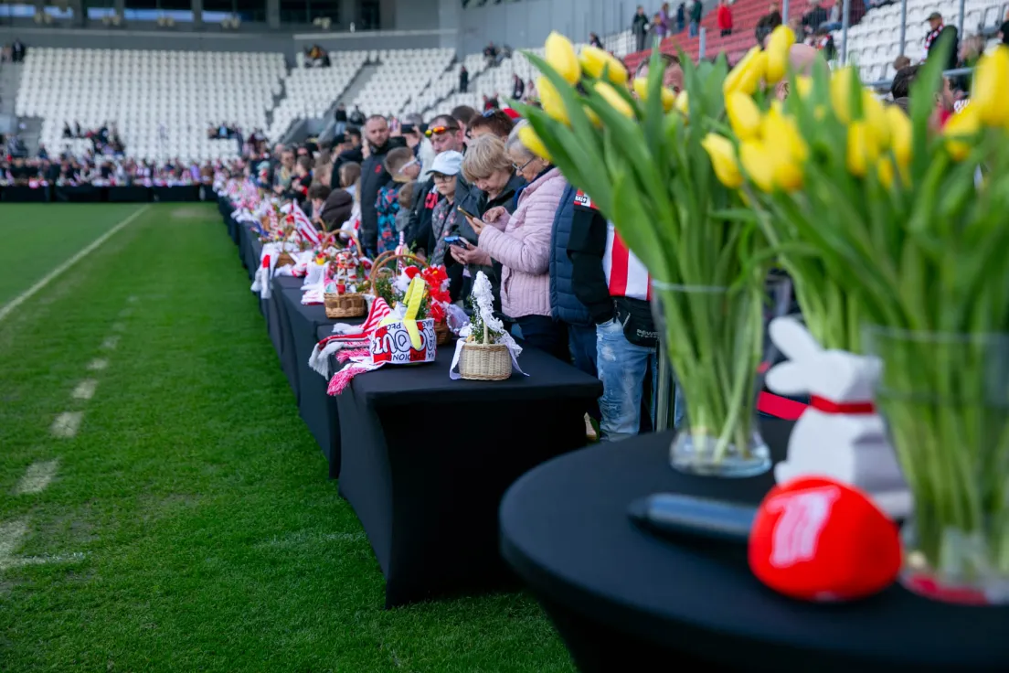 Święcenie pokarmów na stadionie Cracovii
