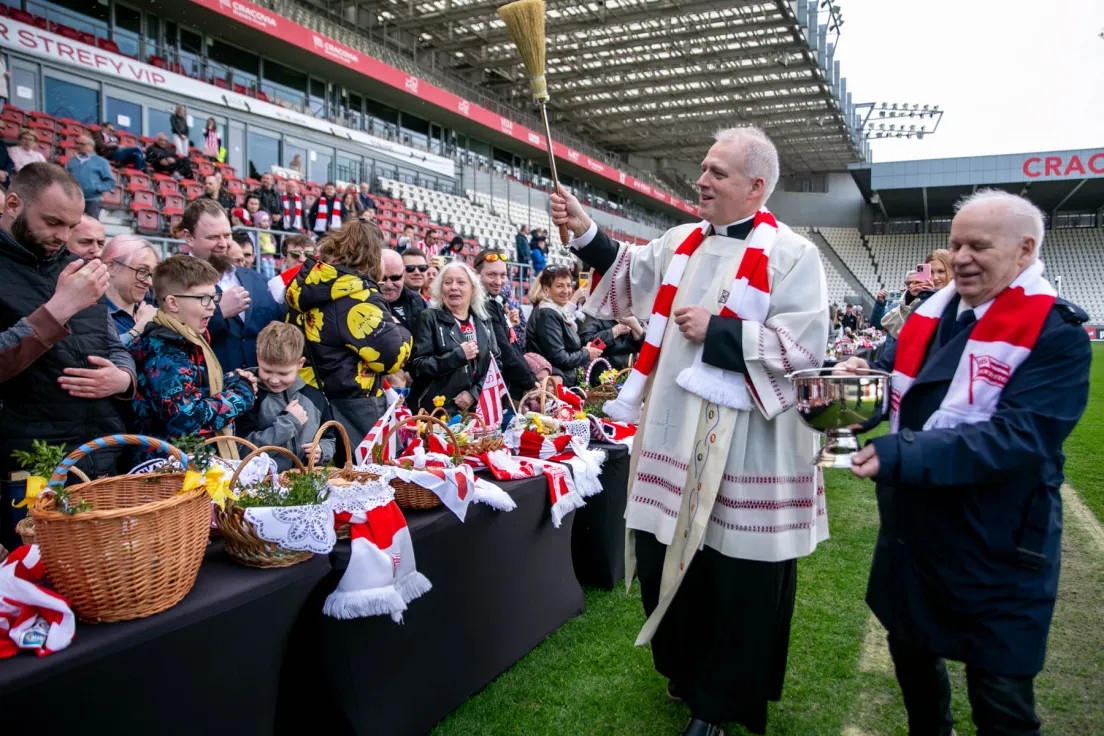 Święcenie pokarmów na stadionie Cracovii