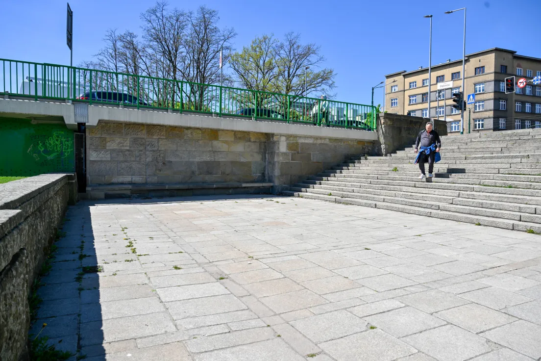 Mur przy Moście Dębnickim