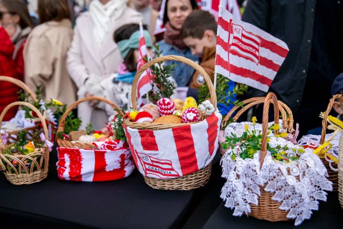 Święcenie pokarmów na stadionie Cracovii