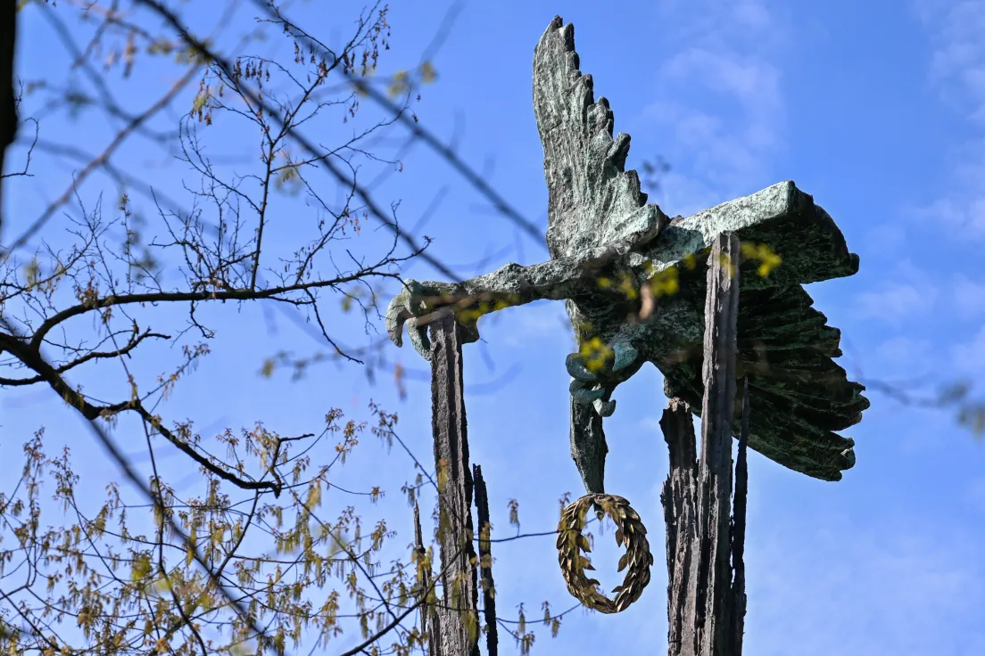 Wyremontowany pomnik w Parku Lotników -  „Ku czci Lotników Polskich poległych na wszystkich frontach II Wojny Światowej”