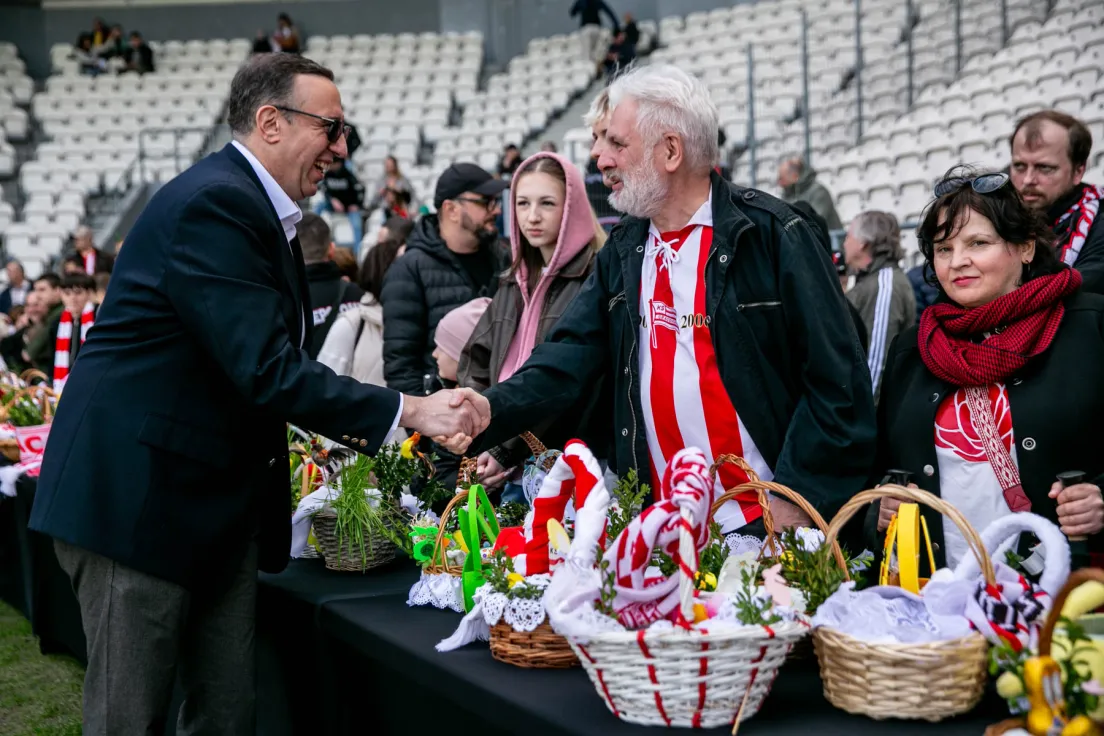 Święcenie pokarmów na stadionie Cracovii