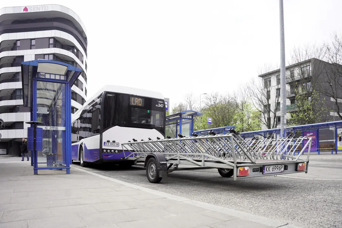 Autobus linii rekreacyjnej LR0 do Ojcowa z przyczepą na rowery
