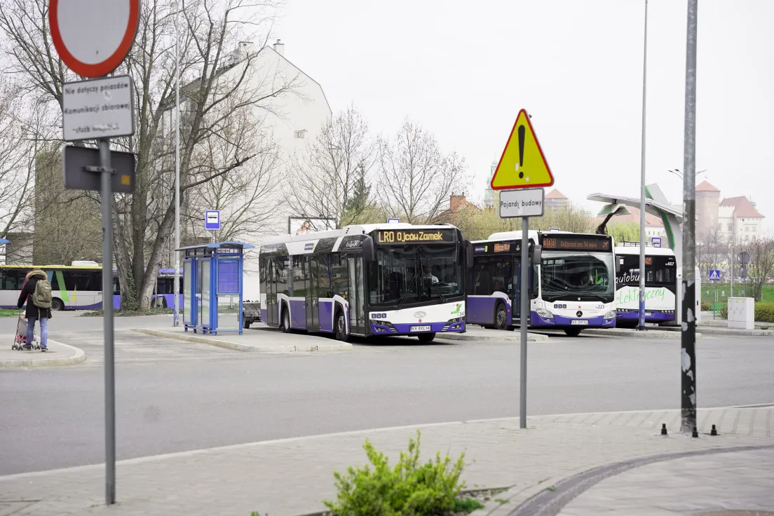 Autobus linii rekreacyjnej LR0 do Ojcowa z przyczepą na rowery
