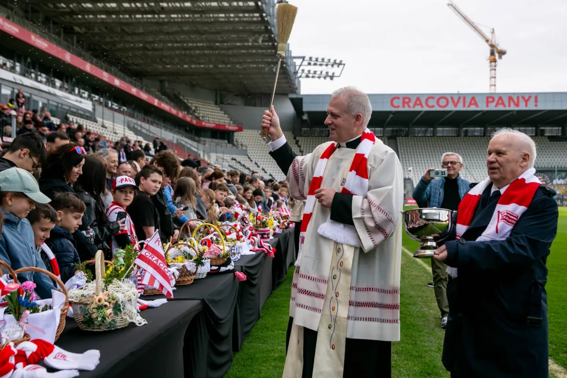 Święcenie pokarmów na stadionie Cracovii