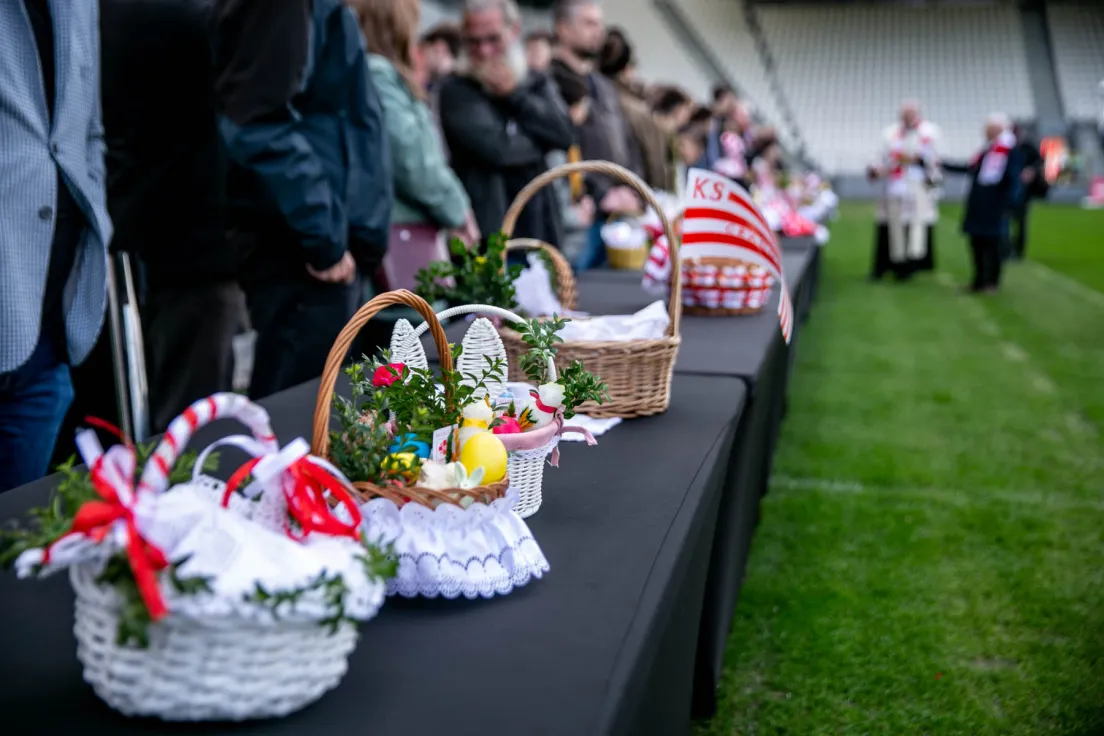 Święcenie pokarmów na stadionie Cracovii