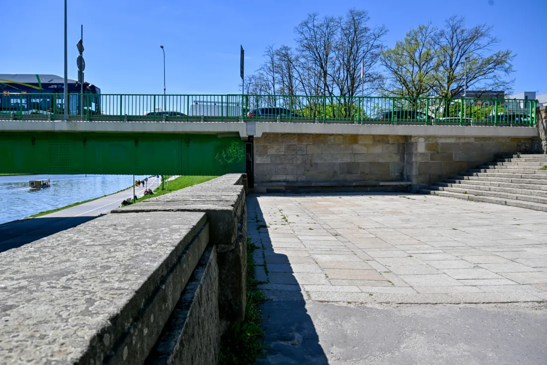 Mur przy Moście Dębnickim