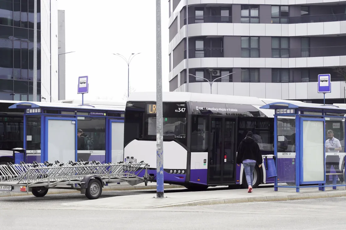 Autobus linii rekreacyjnej LR0 do Ojcowa z przyczepą na rowery