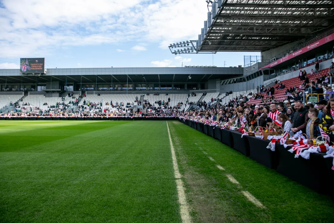 Święcenie pokarmów na stadionie Cracovii