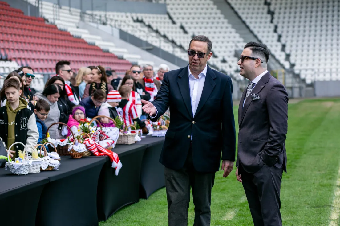 Święcenie pokarmów na stadionie Cracovii