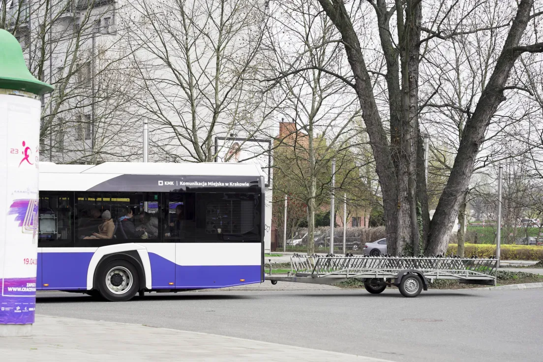 Autobus linii rekreacyjnej LR0 do Ojcowa z przyczepą na rowery