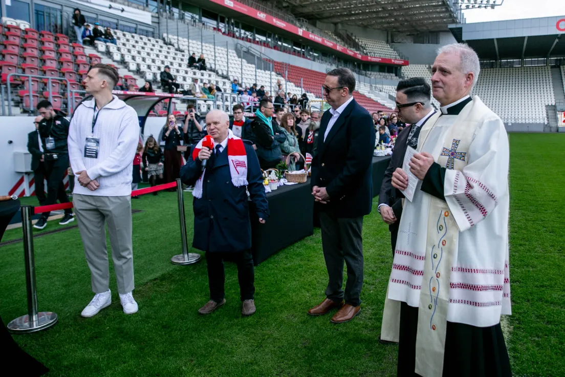 Święcenie pokarmów na stadionie Cracovii