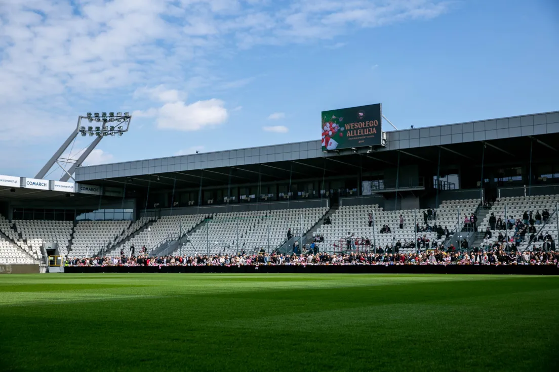 Święcenie pokarmów na stadionie Cracovii