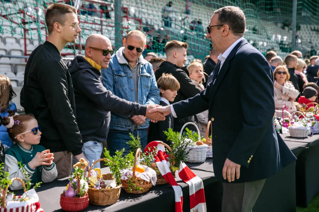 Święcenie pokarmów na stadionie Cracovii