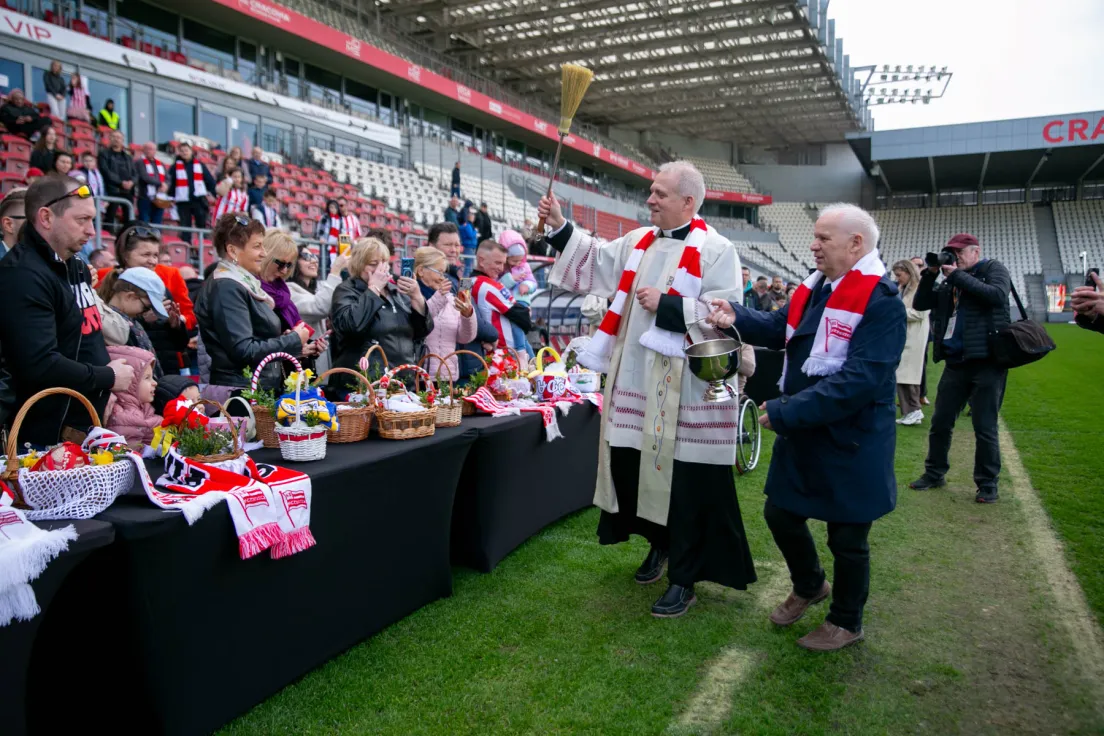 Święcenie pokarmów na stadionie Cracovii