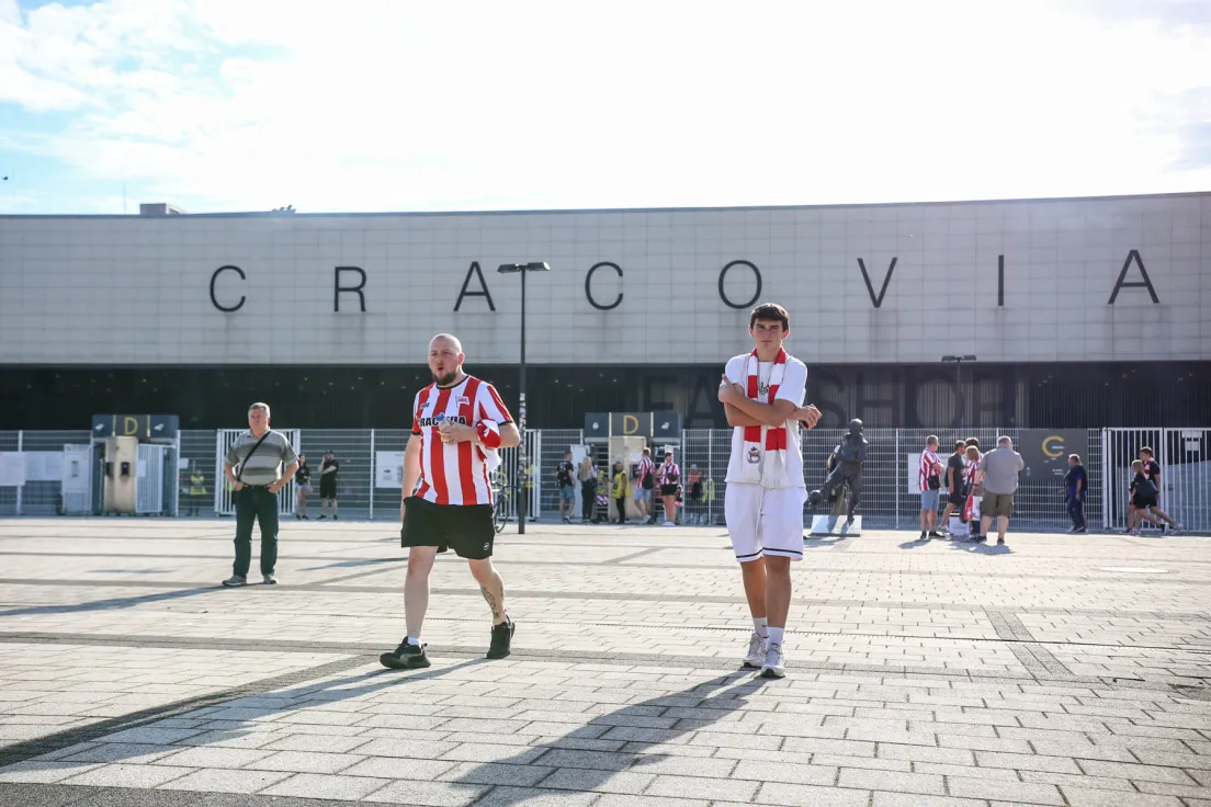 Kibice Cracovii przed stadionem