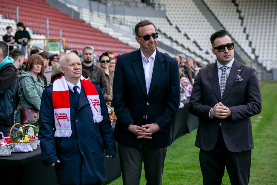 Święcenie pokarmów na stadionie Cracovii